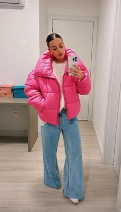 look com puffer Trending Clothes, Look Rose, Europe Outfits, Foto Poses, Pink Vibes, Winter Outfits Women, Colourful Outfits, Looks Style