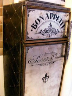 an old fashioned metal box with the word bon appetizer on it's side