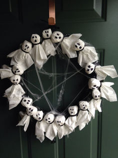 30 Quick And Easy Halloween Crafts You Can Make At Home Wreath Halloween Diy, Heloween Decoration Diy, Ghost Wreath Diy, Halloween Ghost Diy, Halloween Homemade Decorations, Bricolage D'halloween, Haloween Decoracion Diy, Halloween Decorations Homemade, Ghost Decorations For Halloween