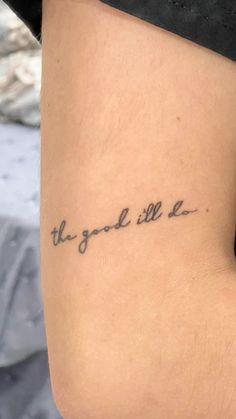 a person with a tattoo on their leg that says, the good life is