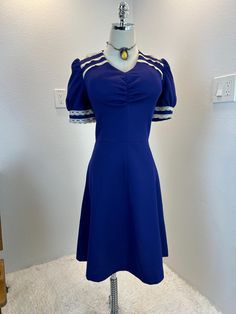 1970s Dress / 70s Dress / 1970s Dress large / vintage puff sleeve dress / vintage 1970s dress  / 1970s fashion / 70s fashion This beauty is an early 1970's royal blue with white lace trim dress. She has a white lace trim on her shoulders and cuffs. She has puffed sleeves and a slime bodice that has a fuller skirt.   Her color is bright and vibrant. This dress is comfortable and gorgeous. This dress has a zipper in the back. Made in Europe 1970s Diolen  Measurements provided are flat and have been doubled. Bust 38" waist 34" Hips free Length 38.5" ❤️ Condition: Excellent vintage condition. Flaw: none found This item has been cleaned and is ready to wear. $169 includes domestic shipping and insurance. International shipping is $30.  Please let me know if you have questions, would like more m Puff Sleeve Dress Vintage, 70s Mode, Fashion 70s, 1970s Dress, Dress 70s, Lace Trim Dress, 1970s Dresses, Trim Dress, Puff Sleeve Dress