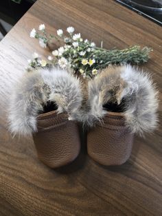 Moose leather & rabbit fur trim Baby moccasins! These have super soft and cushiony mouton wool insoles, and feature elastic bands to keep them on for their first steps :) perfect for learning to walk in! Keep the little tootsies protected from the cold and keep natural flexibility for new walkers in these soft bottomed shoesies! Size 6-12mos Leather Low-top Moccasins With Cushioned Footbed, Brown Moccasins For Playtime With Round Toe, Brown Non-slip Round Toe Moccasins, Brown Leather Non-slip Moccasins, Sheepskin Baby Slippers, Baby Presents, Baby Moccasins, Moccasins Slippers, Rabbit Fur