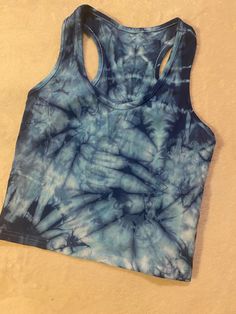 Blue tie dyed crop top. Super soft and stretchy material. Size - Large Festival Scarves, Tie Dye Crop Top, Bleach Dye, Tie Dye Tank Top, Yellow Ties, Cool Ties, Black Tie Dye, Cropped Tops, Blue Tie