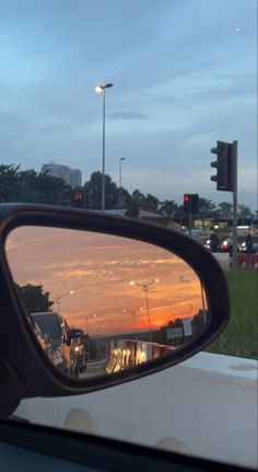 the rear view mirror of a car is reflected in it's side view mirror