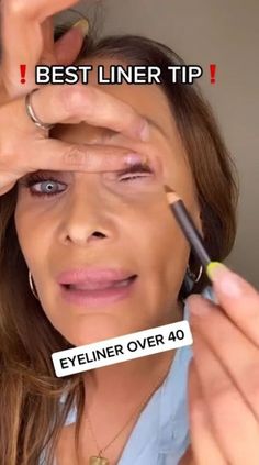 This is a guide on how to apply eyeliner for women over 40. Learn a simple eyeliner hack in this quick post. Eyeliner Over 40, Eyeliner Tricks For Beginners, Makeup For 50 Year Old, Over 40 Skin Care, How To Put Eyeliner, Hacks To Try, Eyeliner Techniques, How To Do Eyeliner