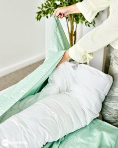 How To Put Your Duvet Cover On The Easy Way Fold Bed, Ikea Duvet Cover, Ikea Duvet, Camper Flooring, Folding Fitted Sheets, King Size Duvet Covers, Carpet Cleaning Company