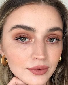 Allana Davison, Pale Makeup, Natural Eye Makeup Tutorial, Makeup Pictorial, Jenner Makeup, Minimalist Makeup, Event Makeup, Glasses Makeup, Makeup Tricks