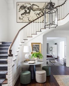 Curved Staircase Foyer, Modern Entry Way, Retro Apartment Decor, Entrance Foyer Design, Foyer Ideas Entryway, Modern Entry, Entryway Inspiration, Foyer Ideas, Foyer Decor