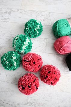 diy watermelon wreath for front door Watermelon Wreath, Diy Summer Decor, Wreaths Videos, Pom Wreath, Mesh Wreath Tutorial