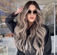 Blond Hair Extensions Balayage, Blonde Highlights On Hair Brunettes, Light Brunette Hair Color Ideas For Summer, Thicker Looking Haircut, Chocolate Blonde Hair Balayage, Dark Root Light Ends Balayage, Morenas With Blonde Hair, Fall Bayalage Blonde Ash, Outfit Ideas To Wear To A Wedding