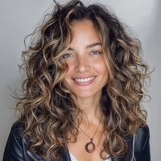 These 75 Shag Haircut Concepts Are So Stylish, You will Need To Embrace Your Inside Rock Star Check more at https://howcandothis.com/hairstyleideas/these-75-shag-haircut-concepts-are-so-stylish-you-will-need-to-embrace-your-inside-rock-star/ Curly Hair Color Ideas, Shag Haircut Ideas, Curly Hair Color, Styl Grunge, Curly Shag Haircut, Hairstyle Curly, Shaggy Haircuts, Colored Curly Hair