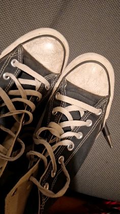 Black Converse Aesthetic, Dirty Converse, Bookmark Ideas, Black Converse, Choose Love, Chucks Converse, Converse