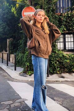 How To Style Oversized Zip Up Hoodie, Hoodies Outfit Girl, Brown Zip Hoodie Outfit, Zip Up Hoodie Outfit Winter, Brown Zip Up, How To Style A Zip Up Hoodie, Oversized Zip Hoodie Outfit, Oversized Zip Up Hoodie Outfit Aesthetic, Brown Zip Up Outfit