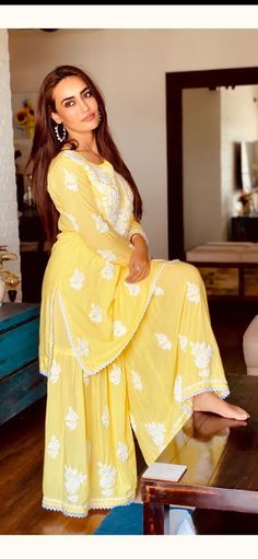 Kurti And Plazo, Traditional Kurti, Plazo Set, Choli Dress, Chikankari Kurti, Surbhi Jyoti, Dress Neck Designs, Kurti Designs Party Wear, Simple Pakistani Dresses