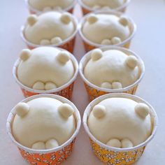 there are many cupcakes that have been made to look like bears on them