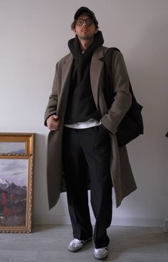 Long Coat Men Outfit, Winter Outfits Men 2024, Men Coat Outfit, Layering Outfits Men, Office Outfit Men, Coat Outfit Casual, Mantel Outfit, Long Coat Outfit, Boys Winter Clothes