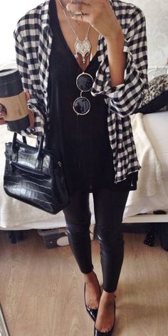 plaid casual shirt + black top perfect outfit idea Plaid Flannel Shirt Outfit, Flannel Shirt Outfit, Olivia Palermo, All Black Outfit, Looks Style, Mode Inspiration, Hippie Style, Look Chic