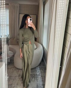 ariellecharnas Fall Feminine Outfits, Arielle Charnas Style, Silent Luxury, Simple Outfit Ideas, Arielle Charnas, Best Winter Outfits, Simple Outfit, Midi Skirts, Autumn Outfit