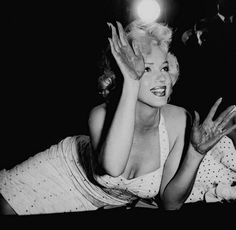 marilyn monroe waves to the crowd at an event