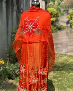 Chandni 🌸 Orange tones meet the delicate touch of hand painted art - every detail is a reflection of creativity Hibiscus florals handpainted on a burnt orange satin silk kurta. Accompanied by a pure silk organza dupatta and plain satin silk bottom. Kurta and dupatta are adorned with sequins, pearls, cutdana, pitta and zari work makes this ensemble the epitome of regal allure. Fabric and colors can be customised. . . . Shop now @inaayatbyaastha . . . #inaayatbyaastha #handpaintedsuit #ha... Hand Painted Kurtas For Women, Handpainted Dupattas, Kurta And Dupatta, Kurtas For Women, Fabric Painting On Clothes, Fabric Paint Designs, Handmade Flowers Fabric, Orange Satin, Dress Embroidery