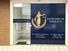 a sign on the side of a building that says escritoro de advocacia