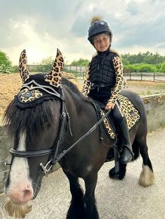 Equestrian Horse Riding Sets  Colour - Black Leopard Print  Full Matchy Matchy Set - Includes Baselayer, Leggings, Saddle Pad, Fly Veil & Hat Silk  - stunning set to make all your equestrian friends very envious. Product Information SPECIFICATION  BASELAYER -  Slim Fitting Long Sleeved Beautiful Leopard Print Detail 82% plolyester 18% spandex Four way stretch fabric Machine washable LEGGINGS Silicone stretch material Extra grip in thigh & seat area Super soft and comfortable Sticky Bum Pocket on Each Leg Saddle Pad Set Black Leopard Print Design Hat Silk to Match Fly Veil to Match Everyday use Saddle Pads perfect for all riders Equestrian Friends, Veil Hat, Hat Silk, Female Boss, Veiled Hats, Used Saddles, Horse Riding Equestrian, Tack Room, Saddle Pad