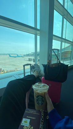 Travel Hacks & Travel Tips To Make Your Next Trip Easier Starbucks Airport Aesthetic, Airport Asethic Pics, Airport Photos Instagram, Airport Poses Instagram, Airport Pictures Ideas, Airport Pics Aesthetic, Airport Aesthetic Pictures, Airport Photo Ideas, Airport Pose