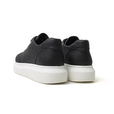 Luiz `Negro & Blanco`: tops bajos sin encaje
Los tenis Luiz Negro & Blanco son la opción perfecta para los hombres que buscan un calzado elegante, versátil y cómodo. Confeccionados con cuero vegano de primera calidad, estos zapatos cuentan con un esquema de color blanco y negro con un diseño de caña baja y sin cierre de cordones. Son perfectos para el uso diario y se pueden vestir elegante o informalmente según la ocasión. Además, no contienen productos químicos nocivos y cuentan con una políti Slip-on Sneakers With Textured Sole For Streetwear, Modern High-top Slip-on Sneakers With Vulcanized Sole, Black Low-top Slip-on Sneakers With Vulcanized Sole, Slip-on Sneakers With Abzorb Midsole And White Sole, Urban Black Slip-on Sneakers With Vulcanized Sole, Slip-on Platform Sneakers With White Sole For Streetwear, Black Slip-on Sneakers With Studded Outsoles, Slip-on Low-top Sneakers With Textured Sole, Urban Low-top Slip-on Sneakers With Contrast Sole