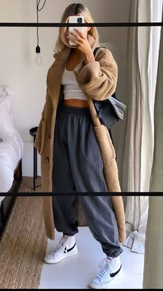 Nyc Sweatpants Outfit, Cold Comfy Outfit Casual, Disney Streetwear Outfits, Lounge Streetwear, Cozy Sweatpants Outfits, Indie Streetwear, Streetwear Fall, Skandinavian Fashion, Pastel Outfit