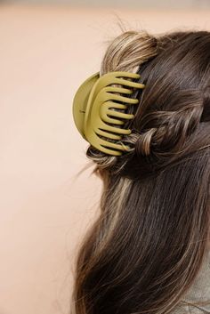 Olive Rainbow Claw Clip I am not very creative at doing my own hair but I love to use claw clips because they are so easy and don't crease your hair!!! You can do so many fun updos and it gives you such a chill effortless but classy look. LOVE. This clip is a fun olive green color in a large 3 inch sized rainbow claw clip. We are obsessed! Green Claw Clip, Fun Updos, Doing My Own Hair, Long Hair Clip, Thick Hair Styles Medium, Hair Accessories Collection, Claw Clips, Olive Green Color, Hair Routines