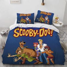 the scooby doo bedding set is made up with cartoon characters on it