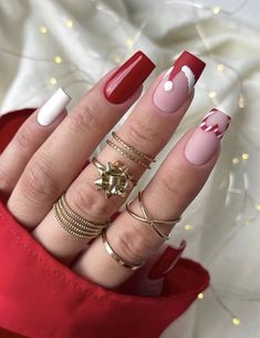 ongle noel bordeaux Santa Hat Nails, Santa Nails, Holiday Nail Designs, White Nail