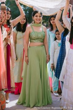 Mehandi Function Dresses Brides, Simple Mehendi Looks For Bride, Mehandi Ceremony Outfit For Bride Indian, Dress For Mehndi Function Brides, Mehndi Dress Designs For Girls, Mahendi Dress Mehndi Outfit, Mahendi Dress For Bride, Dress For Mehendi Function For Bride, Green Mehendi Outfits