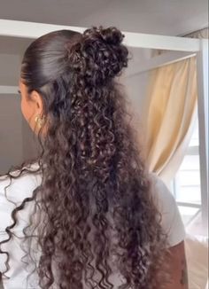 Half Bun Half Down Curly Hair, Half Up Half Down Curly Hair Styles, Half Up Half Down Slick Back Curly Hair, Summer Curly Hairstyles Natural Curls, Curly Hair Outfits Summer, Athletic Curly Hairstyles, School Hairstyles Curly Hair, Half Up Half Down Hair Curly, Half Up Half Down Curly Hairstyles