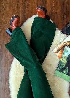 70s inspired High Waist Basil Green Corduroy Eastcoast Flares Bell Bottoms by Rolla's Jeans Regulus Acturus Black, Model Off Duty Style, Corduroy Flares, 70s Inspired Fashion, Black Salt, 70s Outfits, Gouache Art, I'm With The Band, Moda Vintage