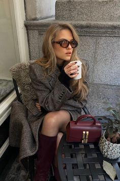 Go to @womens_minimalstyle on Instagram and see nine of Polinailieva's best looks | outfit ideas, outfit inspiration, french fashion, parisian vibes, brunch outfit, nails, classy sunglasses, classy brunch outfit, fashion, parisian style, sunglasses, classy brunch outfit, hairstyle, natural haircolor, spring outfit, spring fashion, brunch outfit, minimal style, minimal outfit, minimal fashion, soft waves hair, burgundy bag, outfit 2024, winter outfit, burgundy boots, cred: polinailieva Minimalstyle Outfit, Burgundy Boots Outfit, Street Style Women Fall, Hairstyle Braids, Braids Ponytail, Burgundy Boots, Outfits To Wear