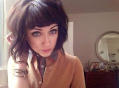 chin length hair with fringe -I'm kind of obsessed with this. Short Brown Hair With Bangs, Bride With Short Hair, Strawberry Brown Hair, Brown Hair With Bangs, Wavy Bob Hairstyles, Short Brown Hair, Straight Bangs, 2015 Hairstyles