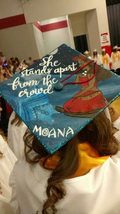 Moana Graduation Cap❤ "She stands apart from the crowd" Hawaiian Graduation Cap Ideas, Graduate Ideas, Disney Graduation Cap, Senior 25, Caps Ideas, Grad Decor, Funny Graduation Caps, Disney Graduation