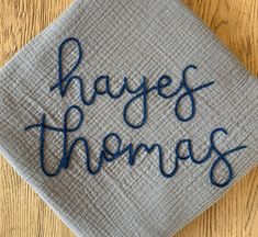 the words have been embroidered on top of a gray napkin that says, rays thomass