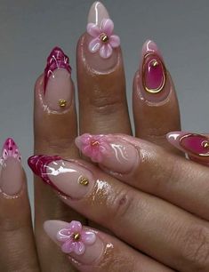 Une Boîte De 24 Ongles Amande Moyens, Fleurs 3D Roses Avec Des Accents Dégradés Or Rose, Dégageant Une Ambiance Douce Et Élégante. Orchid Nails, Acrylics Nails, Small Nails, Brighter Days, French Acrylic Nails, Spring Nail Designs, Nails Salon, Unique Acrylic Nails