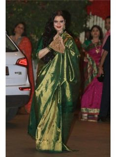 Pattu Saree Designs, Green Kanjivaram Saree, Rekha Saree, Rekha Ji, Silk Sarees Kanchipuram, Stylish Saree, Kanjivaram Sarees Silk