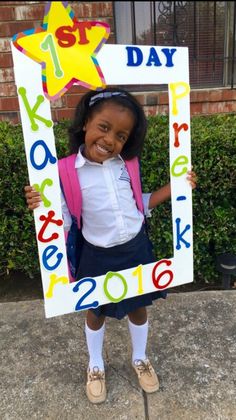 DIY FIRST DAY OF SCHOOL PICTURE PHOTO FRAME Selfie Frames Ideas School, 1st Day Of School Pictures, School Picture, School Murals