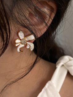 Description - white daisy flower shape - 14k gold plated - waterproof - 925 silver ear pin - you can style it in various ways White Daisy Flower, Ear Pin, Oil Drop, Ear Pins, White Daisy, Daisy Flower, Flower Shape, Flower Earrings, Ear Cuff