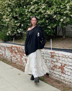 Streetwear Long Skirt, Long Frill Skirt Outfit, White Long Skirts Outfit, Long Skirt Outfits Baggy, Casual Outfits Long Skirt, Tired Skirt Outfit, Long Skirt And Sweatshirt Outfit, Long Skirt Long Sleeve Outfit, Long Black Tiered Skirt Outfit