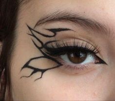 Rave Eyeliner, Cool Eyeliner Ideas, Creative Eyeliner Looks, Black Graphic Eyeliner, Graphic Liner Ideas, Eyeliner Graphic, Eyeliner Inspo, Eyeliner Ideas