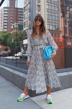 Dress And Sneakers, Classy Business Outfits, Event Outfit, Stylish Work Outfits, Carrie Bradshaw, Work Outfits Women, Rock Style