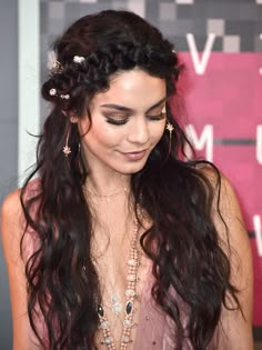 Because what are the VMAs if not a formal Coachella? Boho Hairstyles Brunette, Curly Hair Boho Style, Boho Hairstyles Curly Hair, Festival Curly Hair, Long Hair Boho Hairstyles, Cochella Hair Hairstyles, Boho Curly Hair, Vanessa Hudgens Dress, Vanessa Hudgens Style