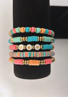 Clay Disk Bracelets Ideas, Clay Bead Bracelet Ideas Colorful, Colorful Clay Bead Bracelet, Bracelet Sets Diy, Hieshi Clay Bracelets, Heishi Bracelet Ideas Fall, Beaded Friendship Bracelet Ideas, Clay Bead Friendship Bracelets, Flat Bead Bracelet Ideas