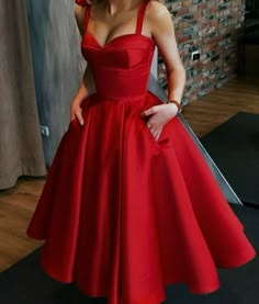 Red 1950s Style Evening Dress, Tea Length Homecoming Dresses, Tea Length Bridesmaid Dresses, Freshman Homecoming, Plus Size Vintage Dresses, Homecoming Ideas, Satin Ball Gown, Gaun Fashion, Prom Dresses With Pockets