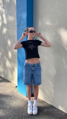 Cargo Denim Shorts Outfits Women, Jean Shorts Outfit Grunge, Jean Shorts Street Style, Long Denim Shorts Outfits, Long Sweat Shorts Outfit, Long Jean Shorts Outfit Summer, Jorts Y2k Fashion, Big Jean Shorts Outfit, Long Denim Shorts Outfit Summer